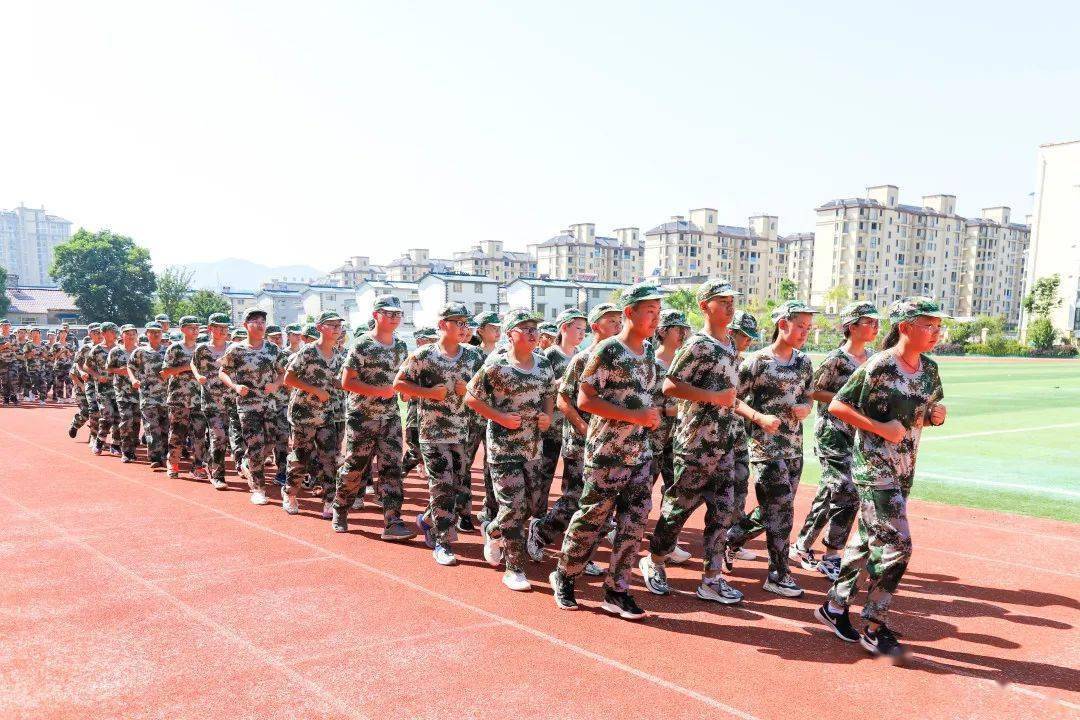 涇縣二中開學典禮暨軍訓匯演震撼來襲!_表演_領導班子_紅旗