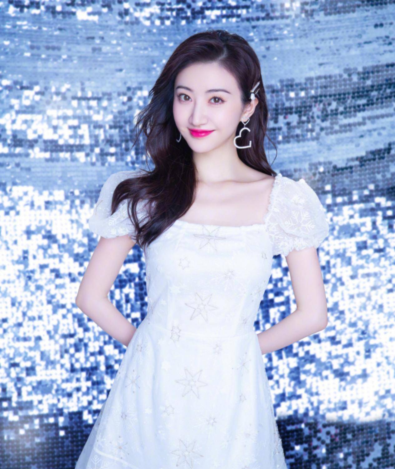 31岁的景甜太惊艳,身穿白色初恋连衣裙清纯俏皮,美得精致优雅_显得