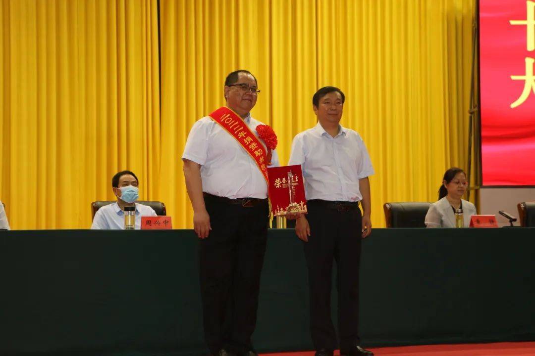 县委书记艾进德为教育世家和模范育人家庭颁奖▲与会领导为优秀校长