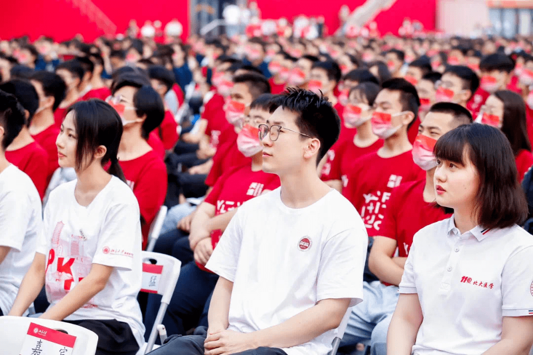 【震撼来袭】北京大学2022迎新生开学典礼上,北大学子深情《读中国》