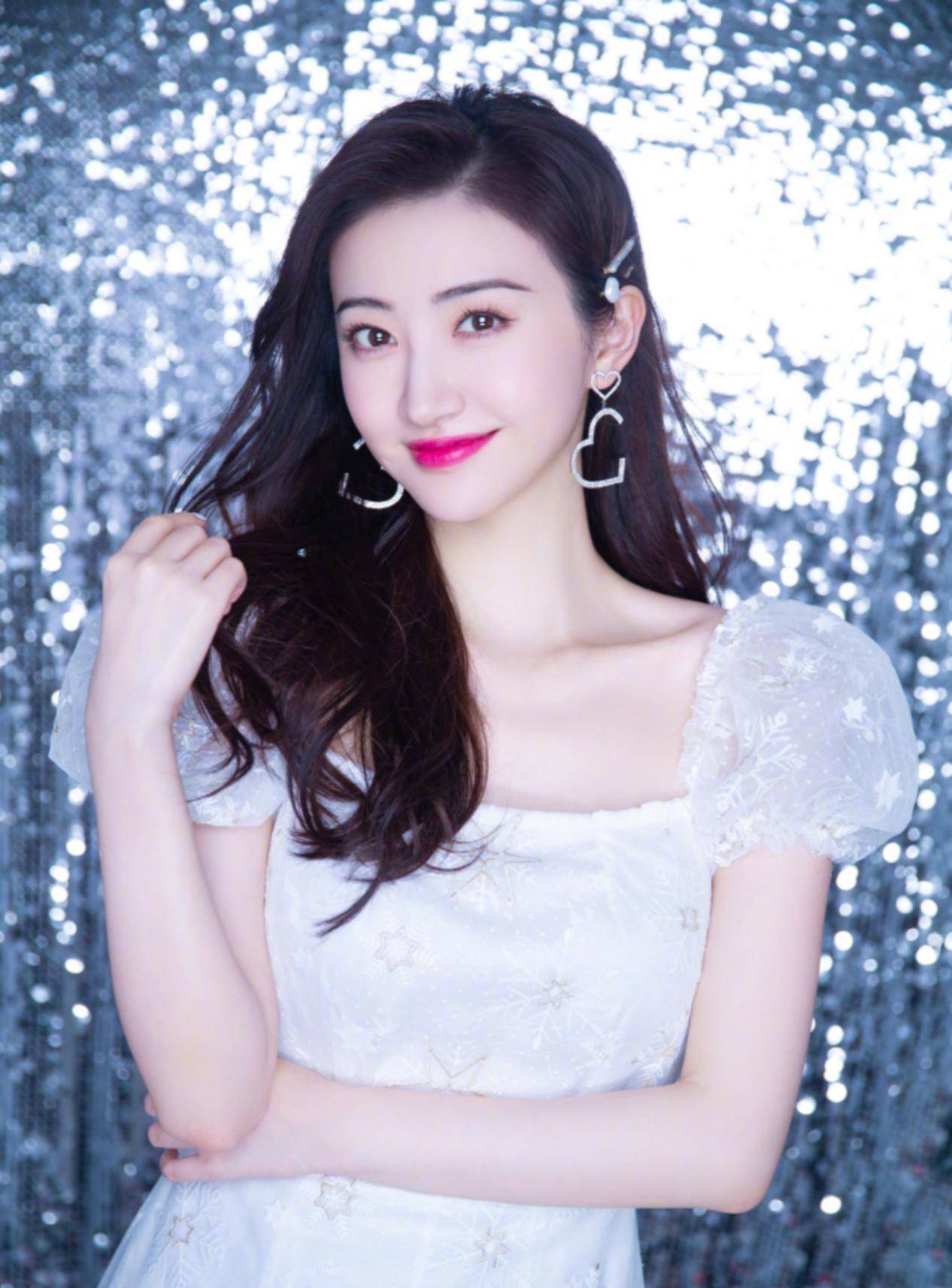 31岁的景甜太惊艳,身穿白色初恋连衣裙清纯俏皮,美得精致优雅_显得