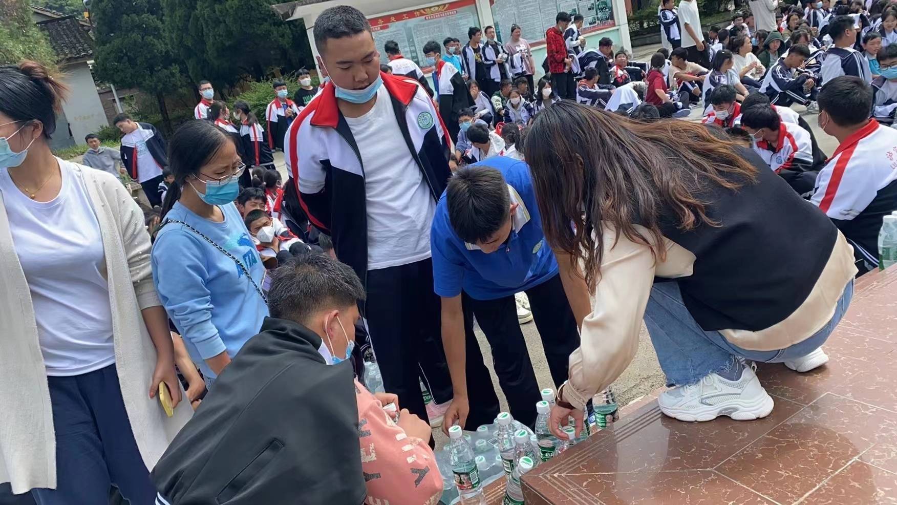 对话震中泸定二中老师:学生们顶着太阳在操场自习,晚上穿着衣服入睡