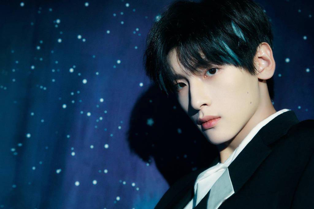 翟潇闻出席品牌直播活动 穿深色西装拍摄写真儒雅绅士_中国区_翟潇