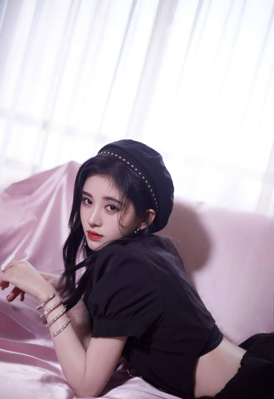 但是鞠婧祎却把这一套红色连衣裙穿出了浓浓的港风美女气质,在收腰版