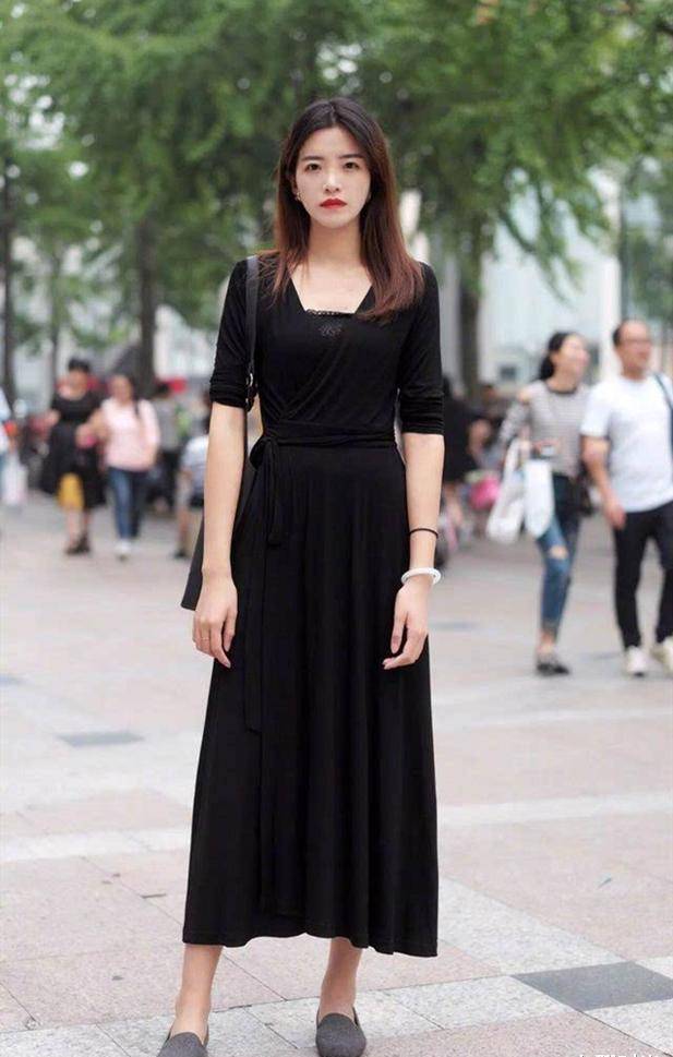 黑色裙子:点亮沉稳气质,彰显窈窕线条,穿出夏日"醒目既视感"_穿着者