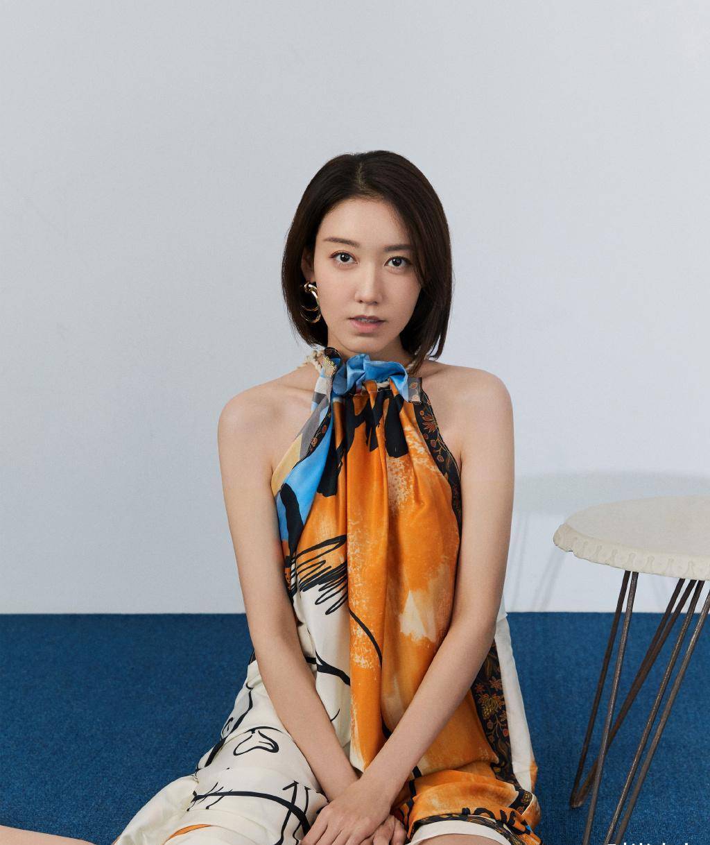 她演《都挺好》翻红,穿连体裤还用鞋带扎起来,显得气场1米8了_高露