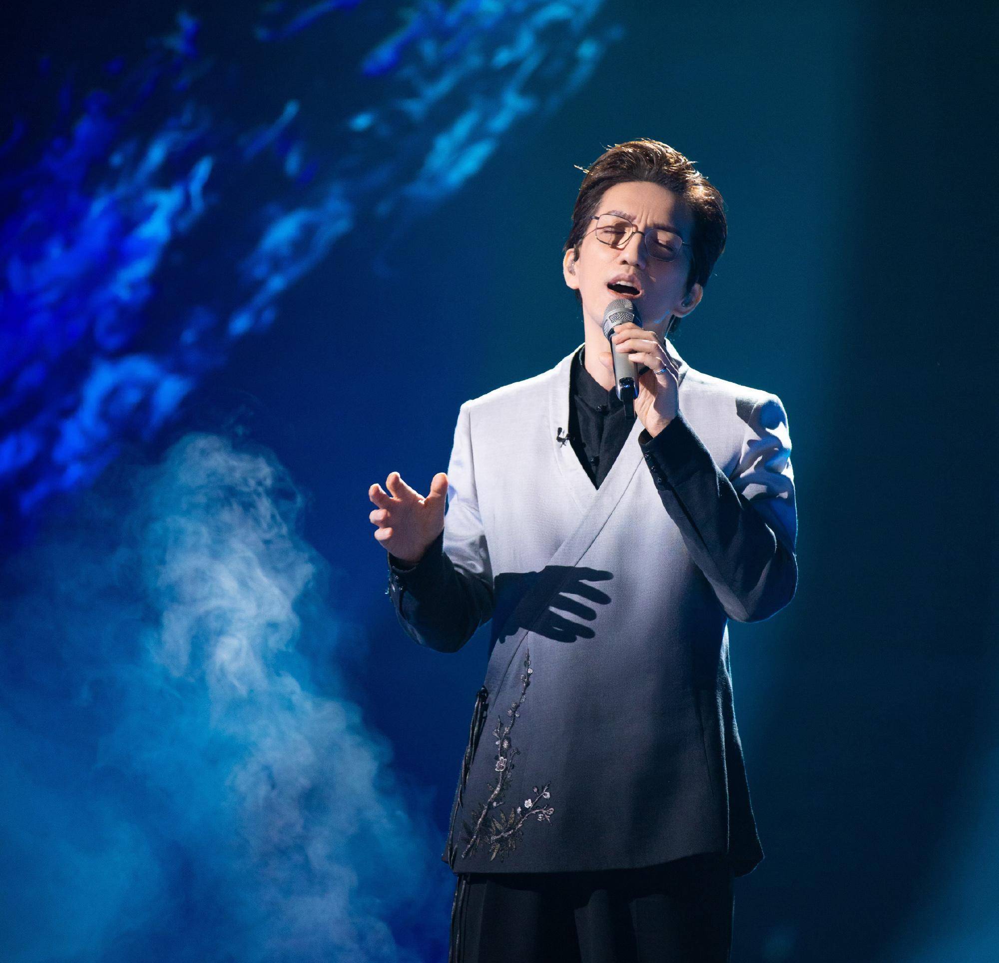 开始,就有一种趋势,在比赛的时候,唱慢歌,在舞台上静静地唱歌并不讨喜