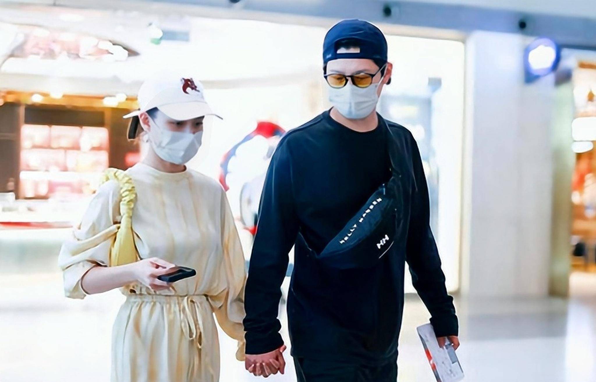 窦骁携女友何超莲走机场,全程十指相扣秀恩爱,两人对视似偶像剧_因为