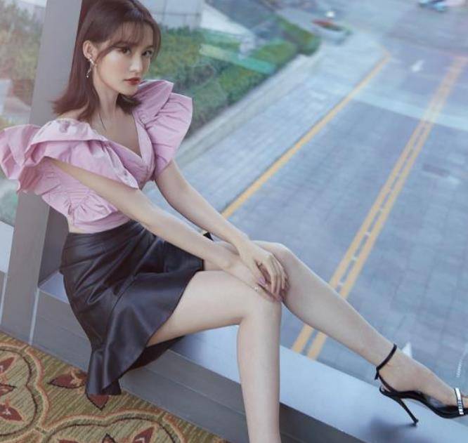 李沁的腿太好看了,当她两腿紧贴时,纤细度娱乐圈少见_秦丽_气质_魅力