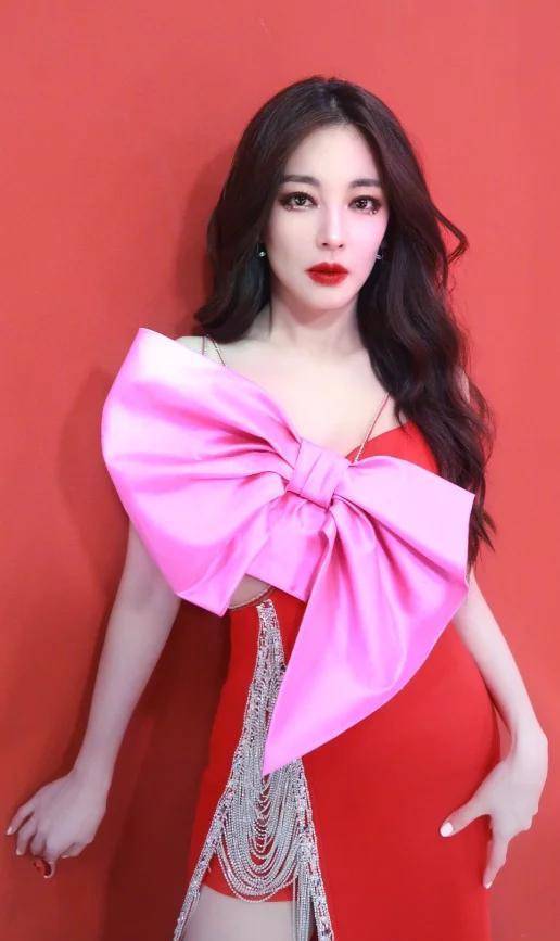 张雨绮心可真大,一身红礼裙就靠四根细带支撑着,宠儿身材无敌了_时尚