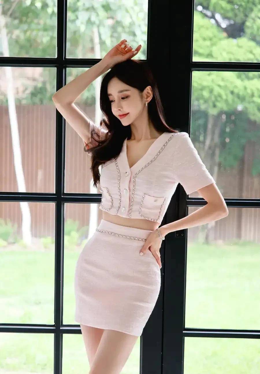 短袖裁剪,露出小蛮腰,边缘搭配了麻花状的装饰条,简约中透露了典雅