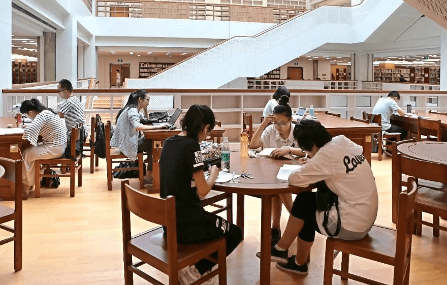 厦门大学图书馆标语走红,让众多大学生看后脸红,值得反思