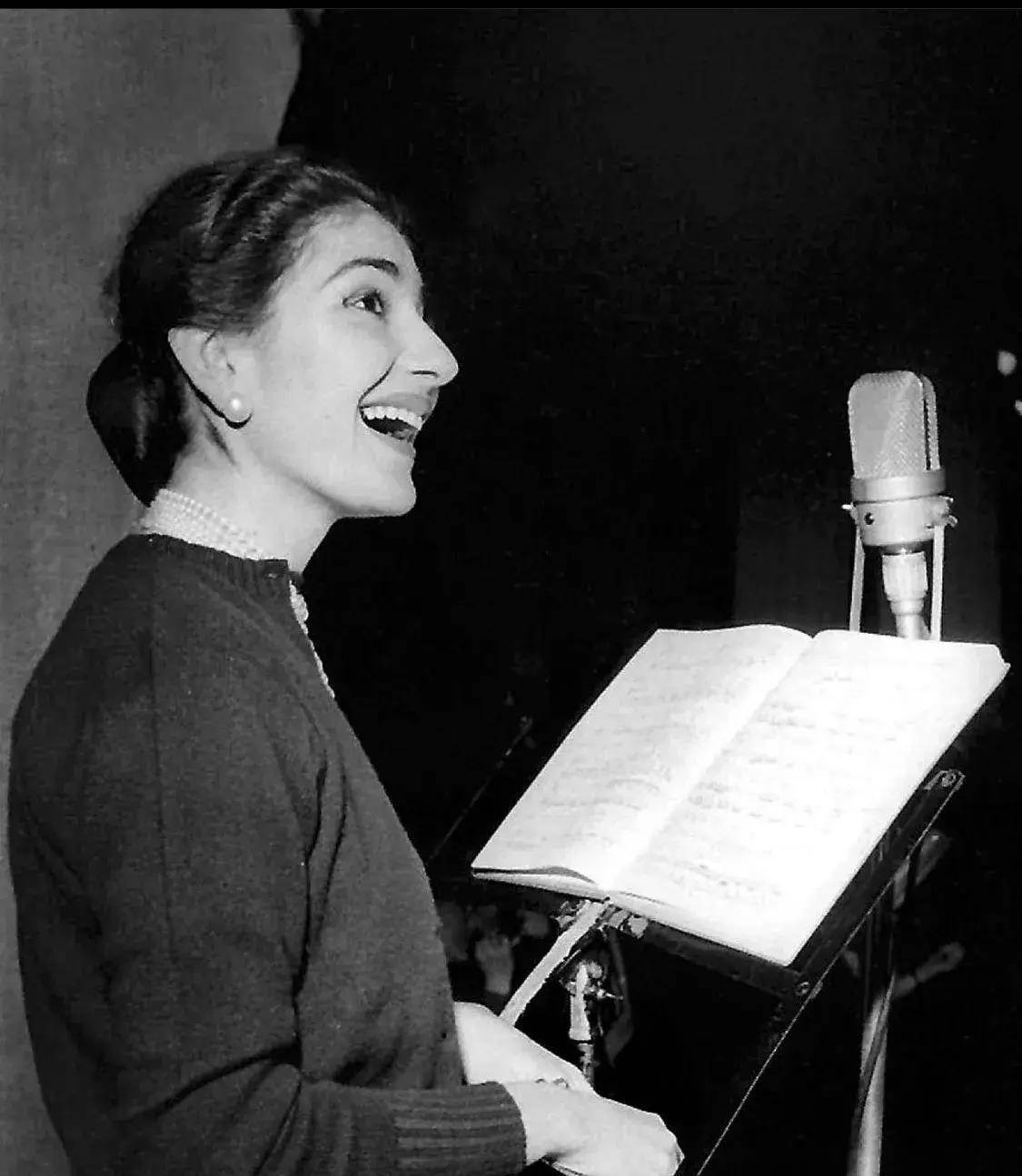 女王爱得卑微,成为船王和杰奎琳的斗法工具,吞下安眠药身亡_卡拉斯