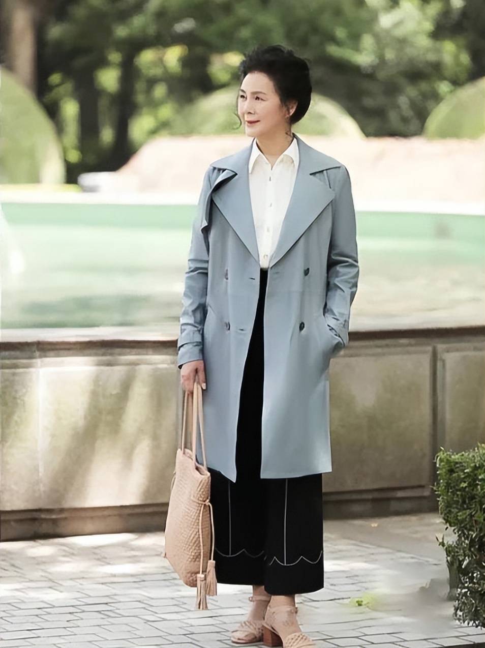 这才是50,60岁女人优雅老去的秘诀:穿衣得体气质,发型妆容精致_老年