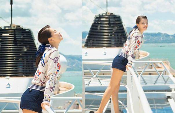 穿着一件衬衫和小碎花热裤的刘涛,站在游泳馆附近,深蓝色的水光美肤与