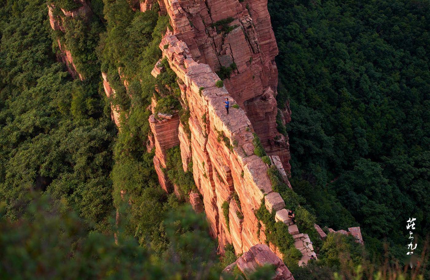 陡崖峭壁图片