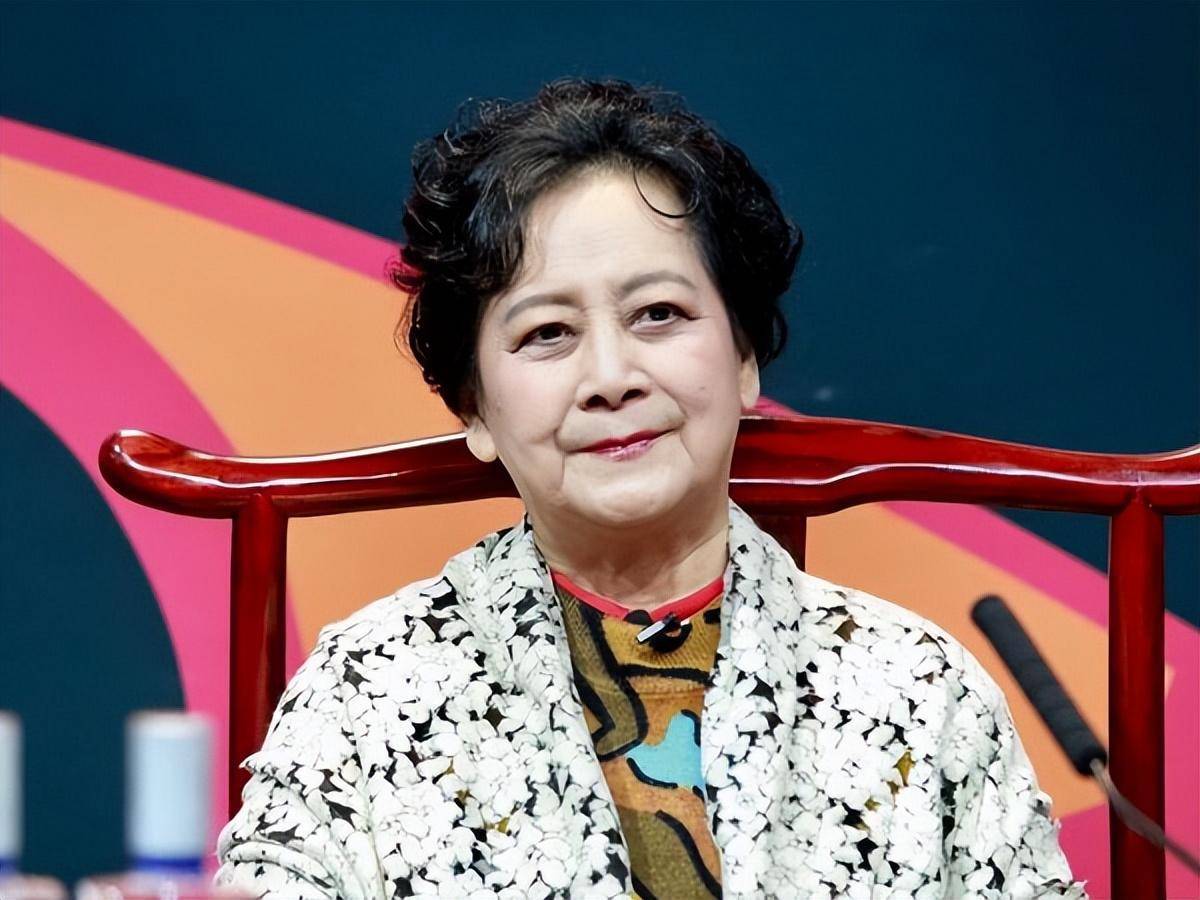 "观音"扮演者左大玢,78岁满脸皱纹也端庄典雅,真正的女神气质_衣服