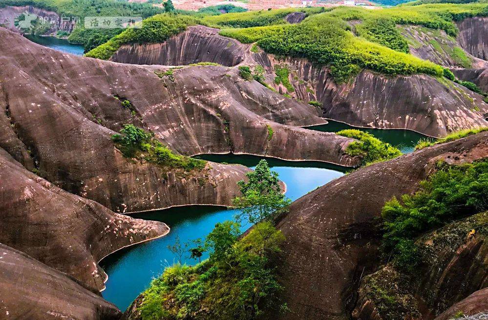 這就是說湖南郴州高椅嶺的丹霞地貌無一山不奇,無寸土不麗