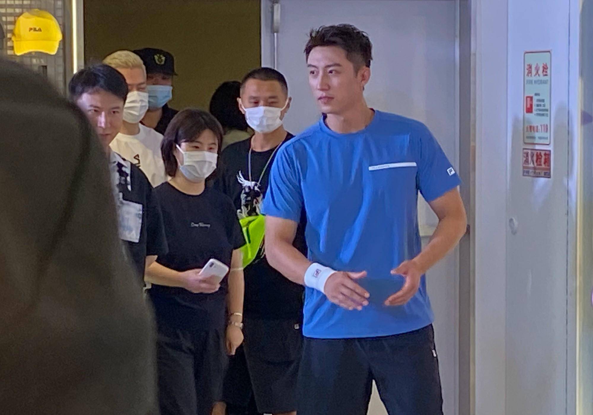 黄景瑜现身郑州,穿运动服生图好帅,1米87的身材比例令人心动_活动