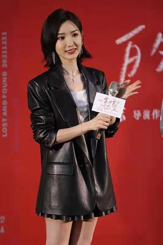 毛晓彤气质好甜,穿皮衣配百褶裙时髦洋气,青春元气像学生妹