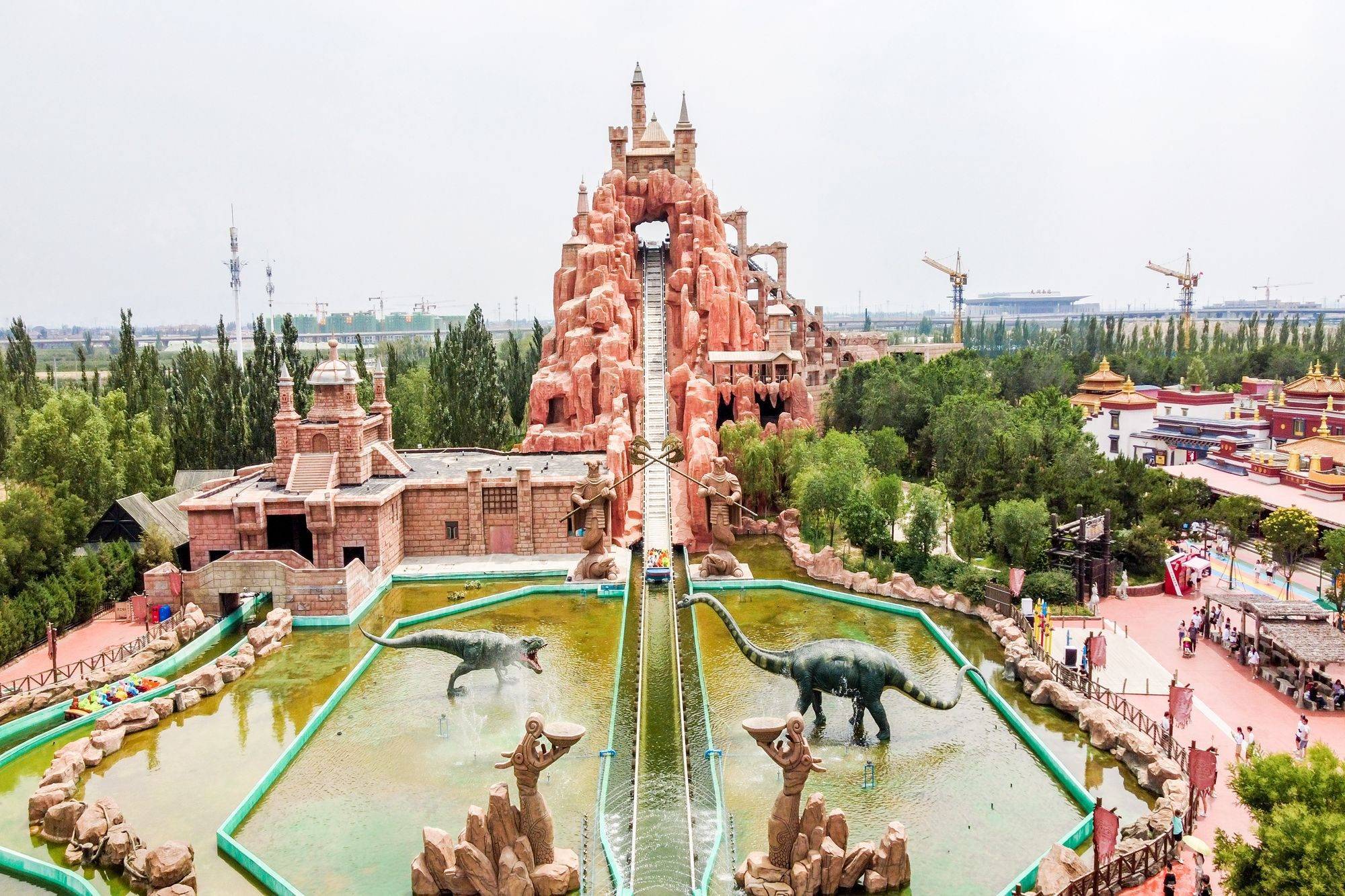 山西大同方特欢乐世界,有游乐景观项目200多项,是亲子游好去处_过山车