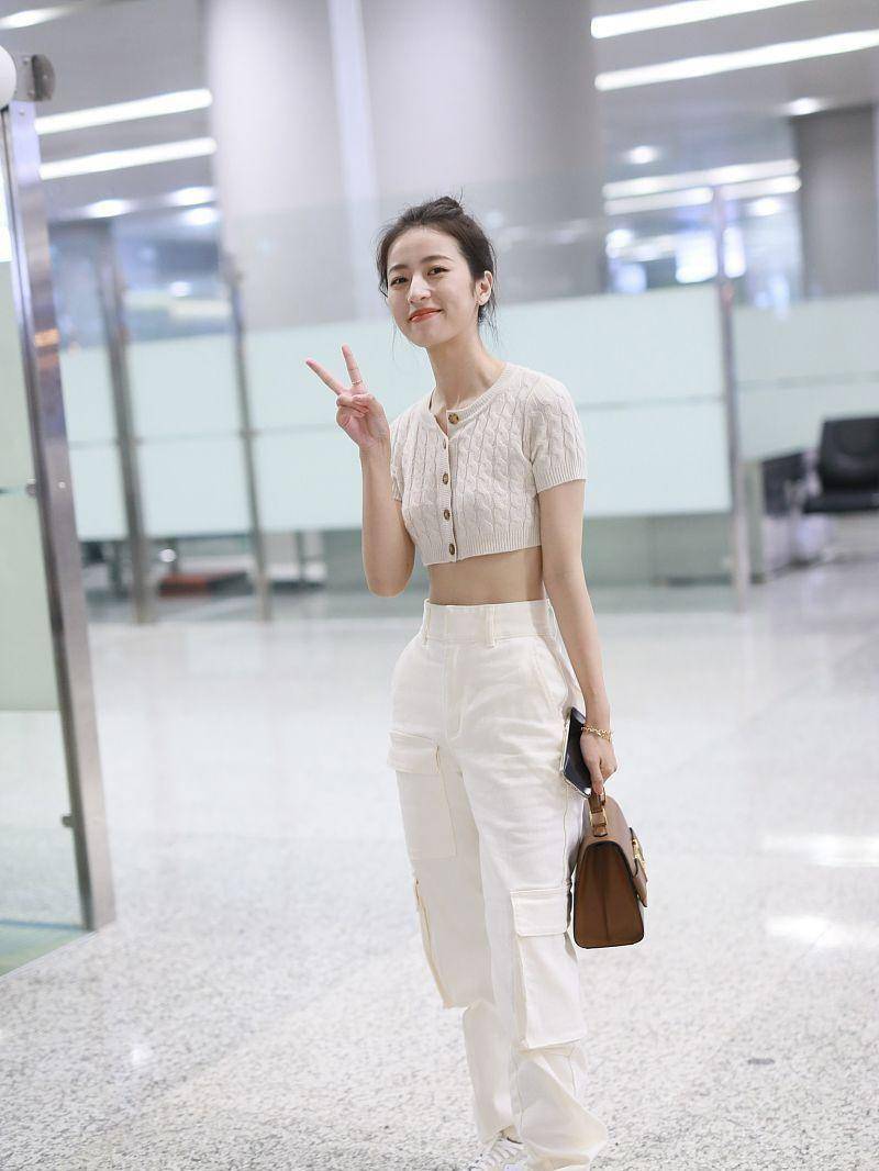 周雨彤脚穿aj好休闲,背带裤还带网纱设计,运动风好飒爽_裤子_身材