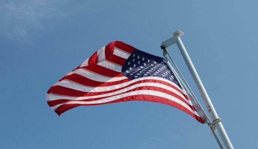 因为二战时期的美国是四十个州,所有二战时期的美国国旗是"四十八星旗