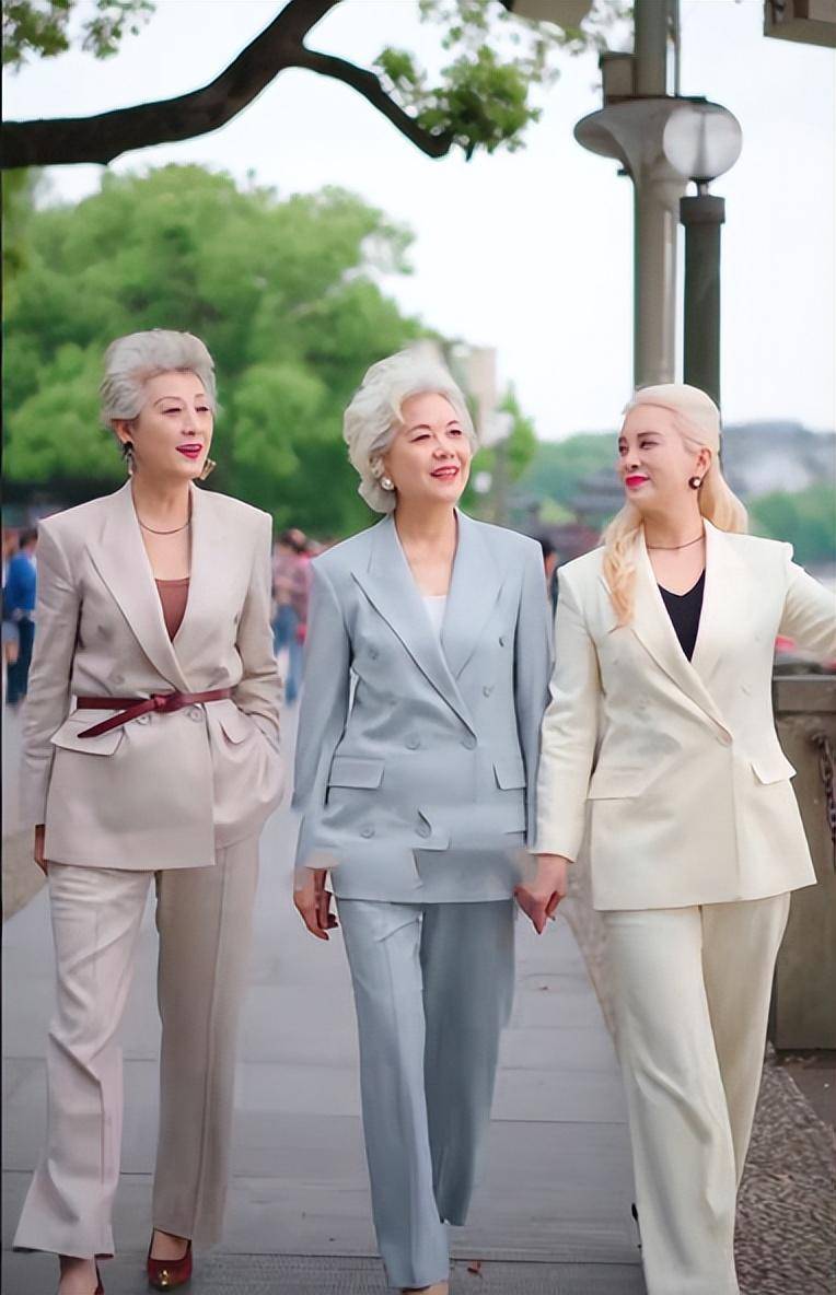 瞧这群"时尚奶奶团",年过70依旧美丽_色彩_生活_气质