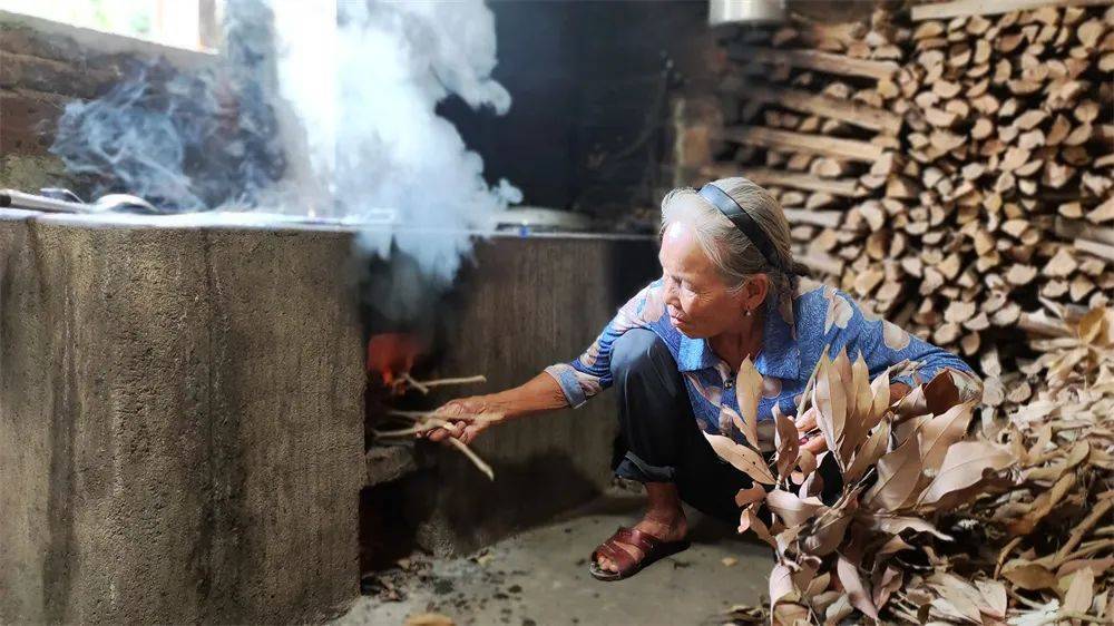 76岁"玉林阿婆"真的很治愈_视频_邹世知_黄俏华