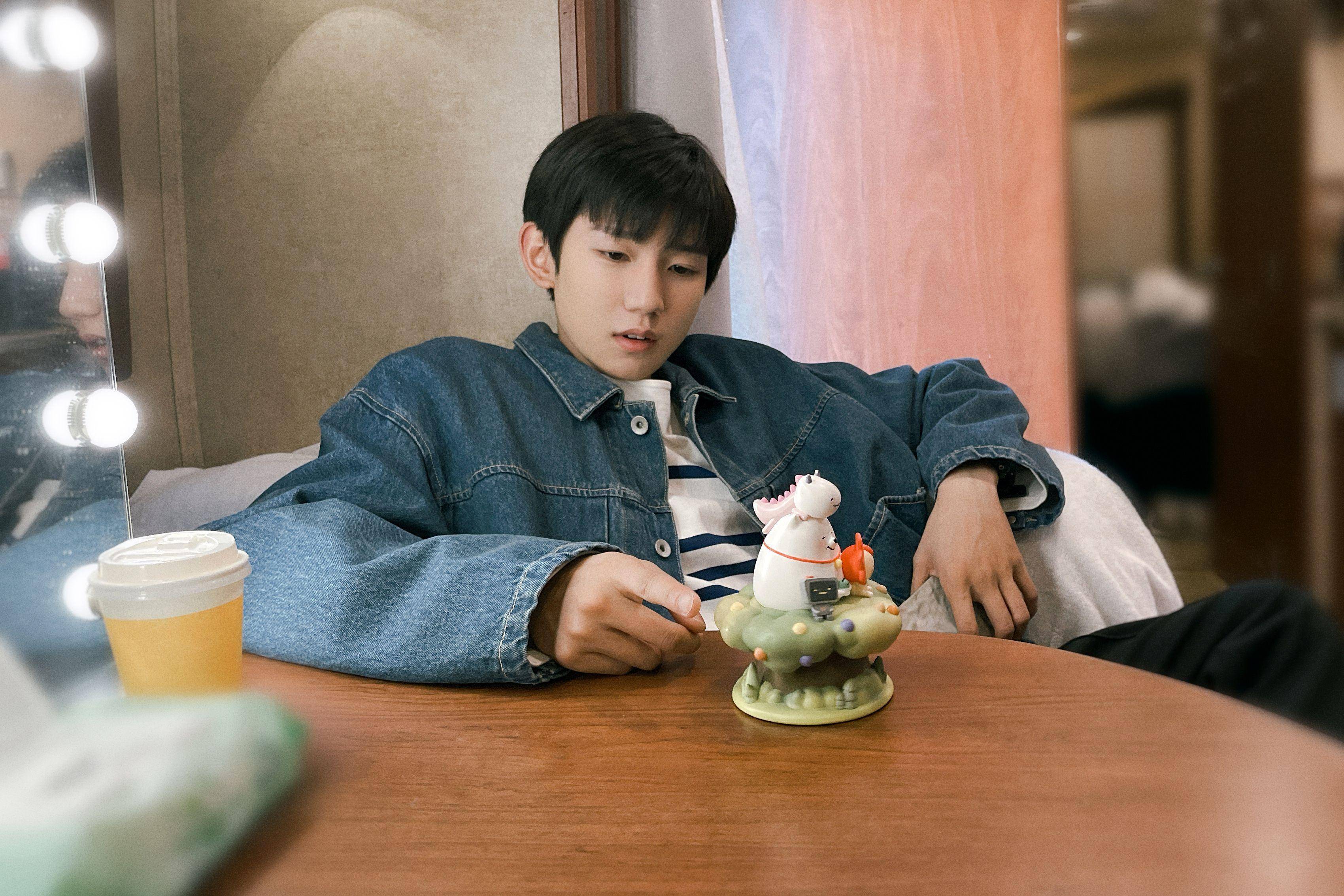 王源12岁罕见豹纹营业照,是还在换牙就出来工作的小童工呀_姐姐_衣服