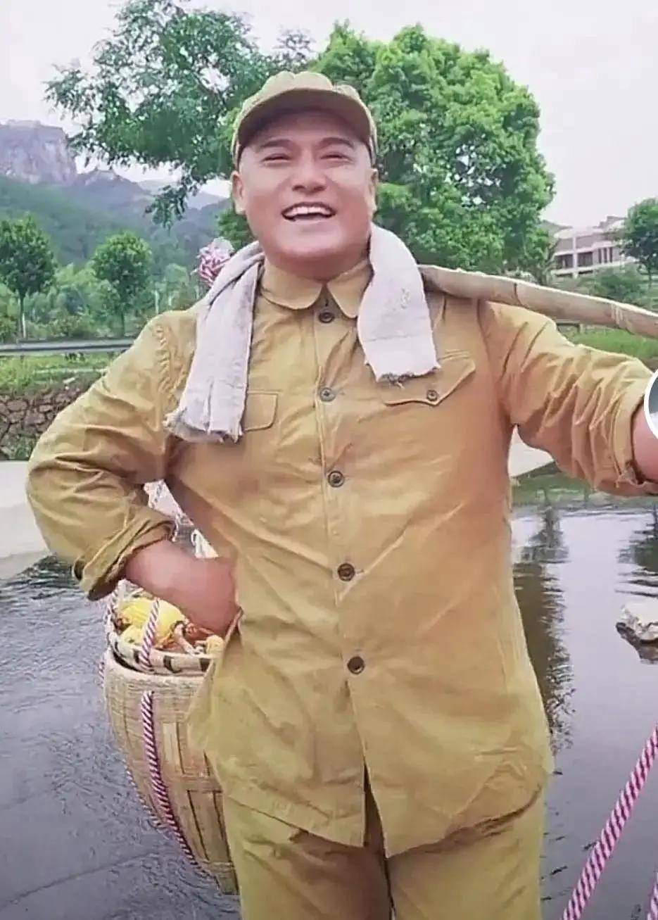 图鲁穿一身军装,头戴草帽肩挑玉米,开怀大笑好喜庆_黑子_张永刚_儿子