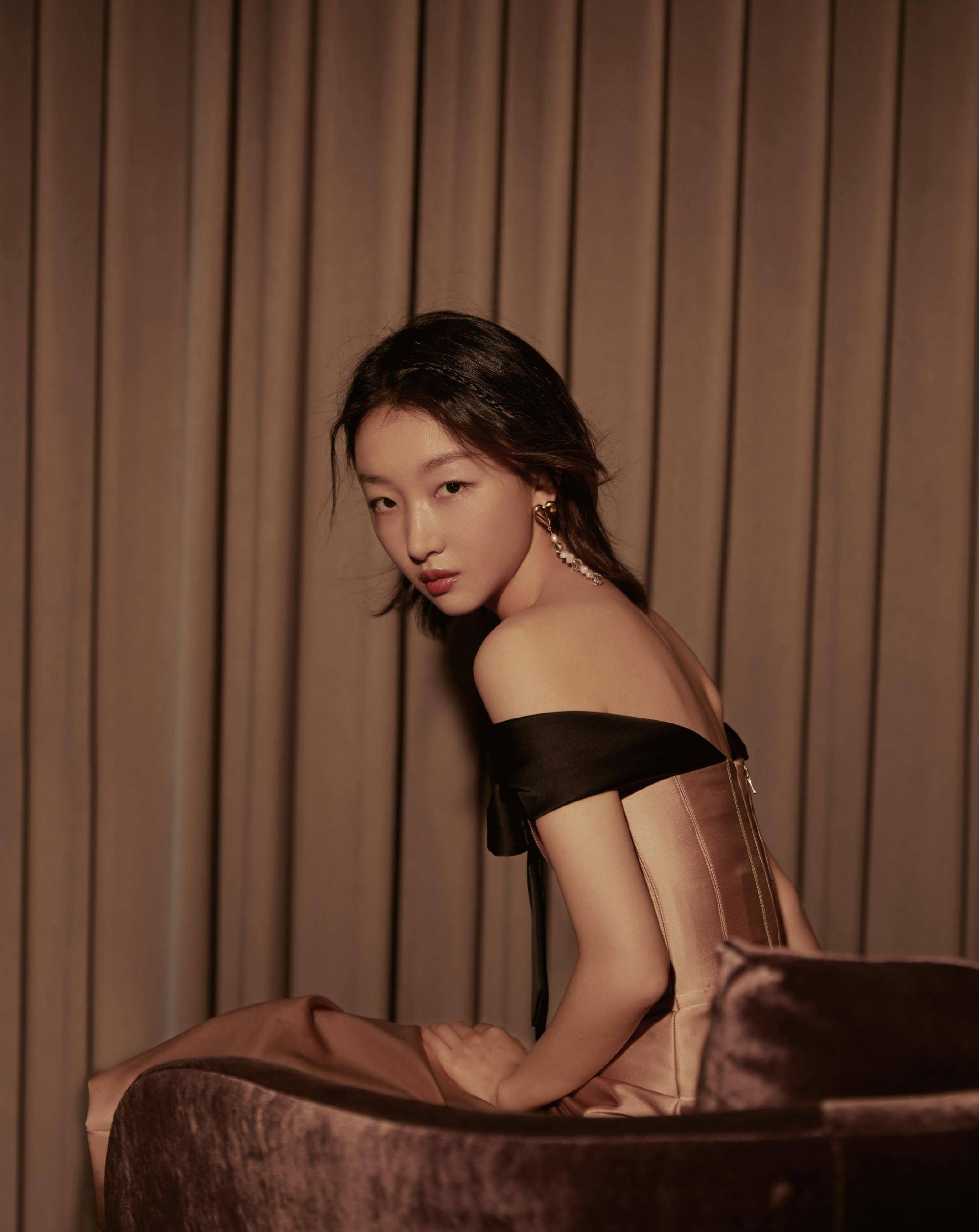 周冬雨穿抹身材裙秀美背,慵懒中自带高级范_造型_风格_元素