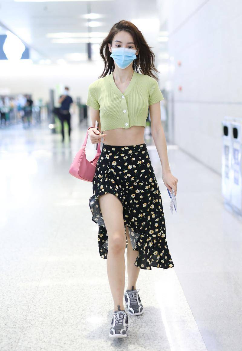 金晨机场街拍,看姐姐团门面担当的时髦舒适风格_牛仔裤_手袋_黑色