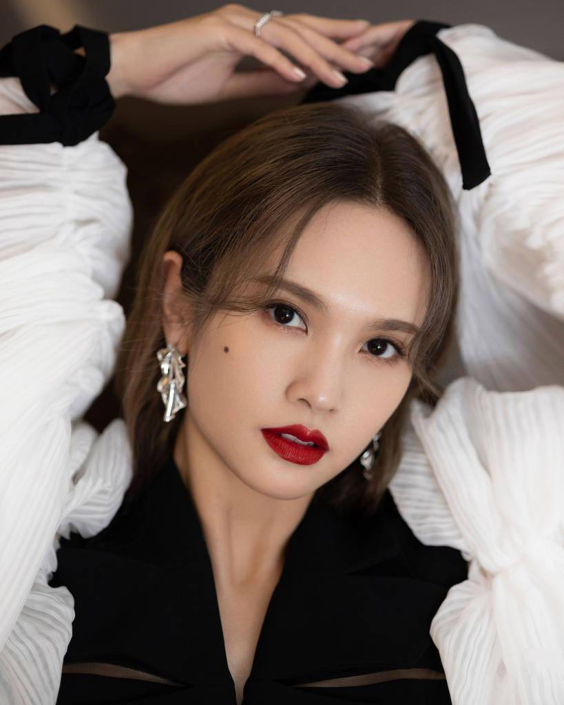 杨丞琳黑白泡泡袖西装红毯造型写真释出 涂大红唇气质美艳绝伦_杨丞琳