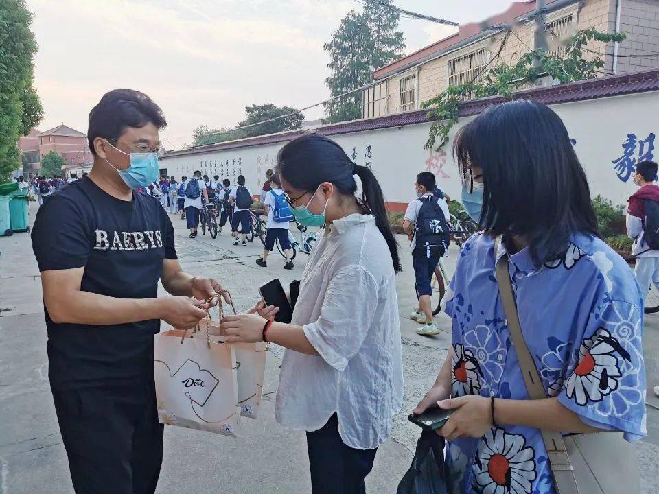 9月9日,长泾二中校领导们早早地来到校门口迎接老师,向每一位教师致以