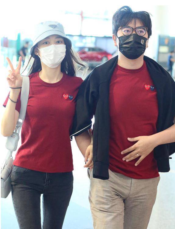 吉娜和朗朗现身机场被拍,穿情侣装挽手贴身行走,腰细腿长身材好_夫妇