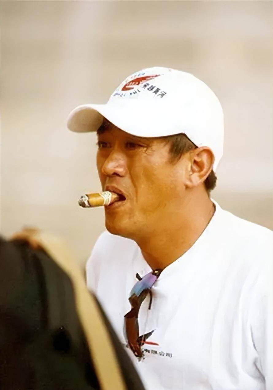 柯受良:帮助诸多港圈大佬,去世后曾志伟,刘德华主动照顾他妻儿_柯守良