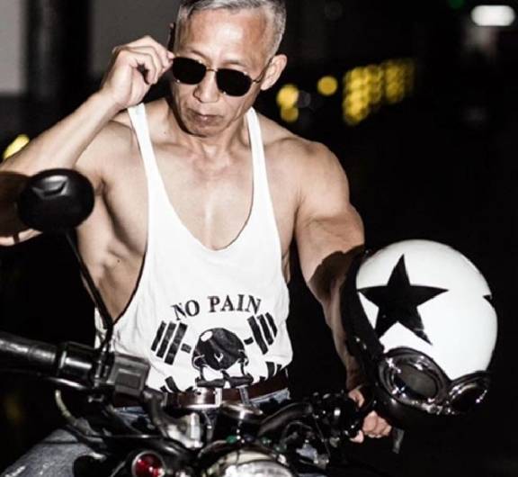 中国63岁老头,肌肉身材令年轻人自叹不如,穿上西装化身霸道总裁