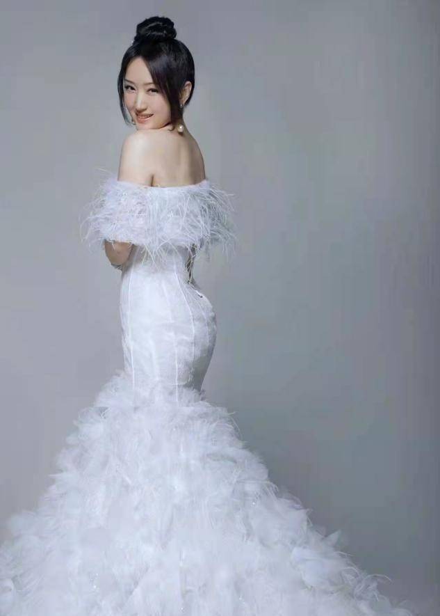 杨钰莹怎么变成这样了,高调穿婚纱登卫视春晚,修图过度大变样