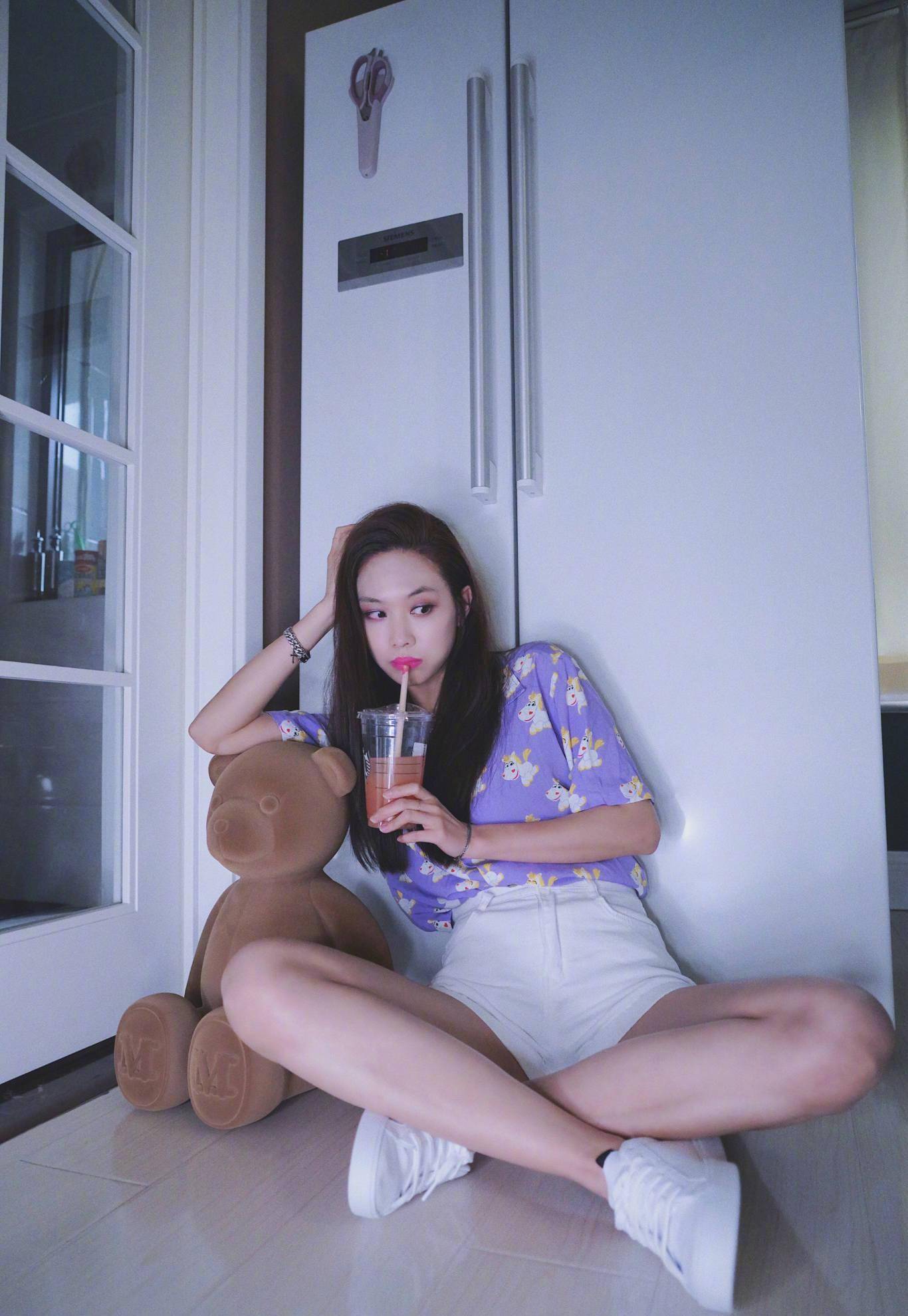 女团出道的王霏霏,私服穿搭飒美,想学欧美街拍风的可pick_时尚_白色