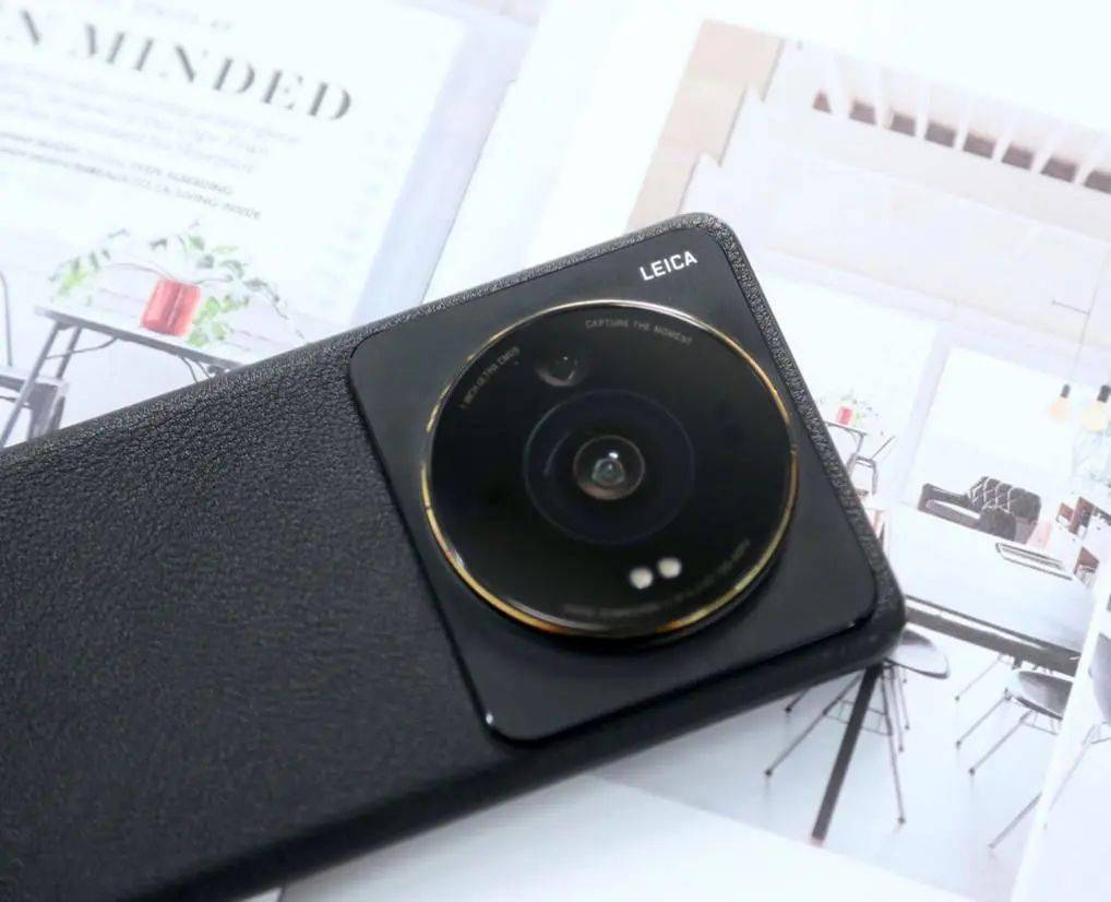 的拍照性能可以说是目前国产手机的天花板,配备了3颗大底传感器镜头