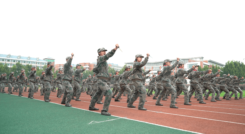 士氣高昂,這就是淄師新人的青春模樣_軍訓_方隊_孫啟友