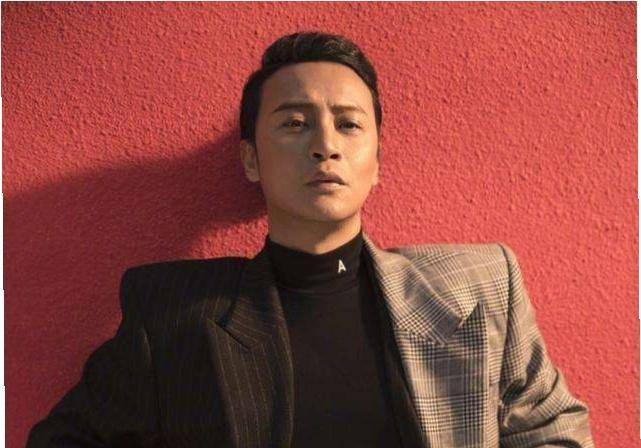 陈志朋太拼了,穿西装外套敞开身材怀,比钟丽缇还时尚_黑色_造型_的