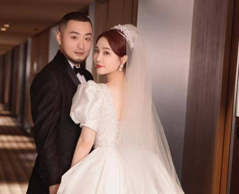 两位练习生已结婚,林珈安先上车后补票,江璟儿成老板娘_女孩_彭于晏