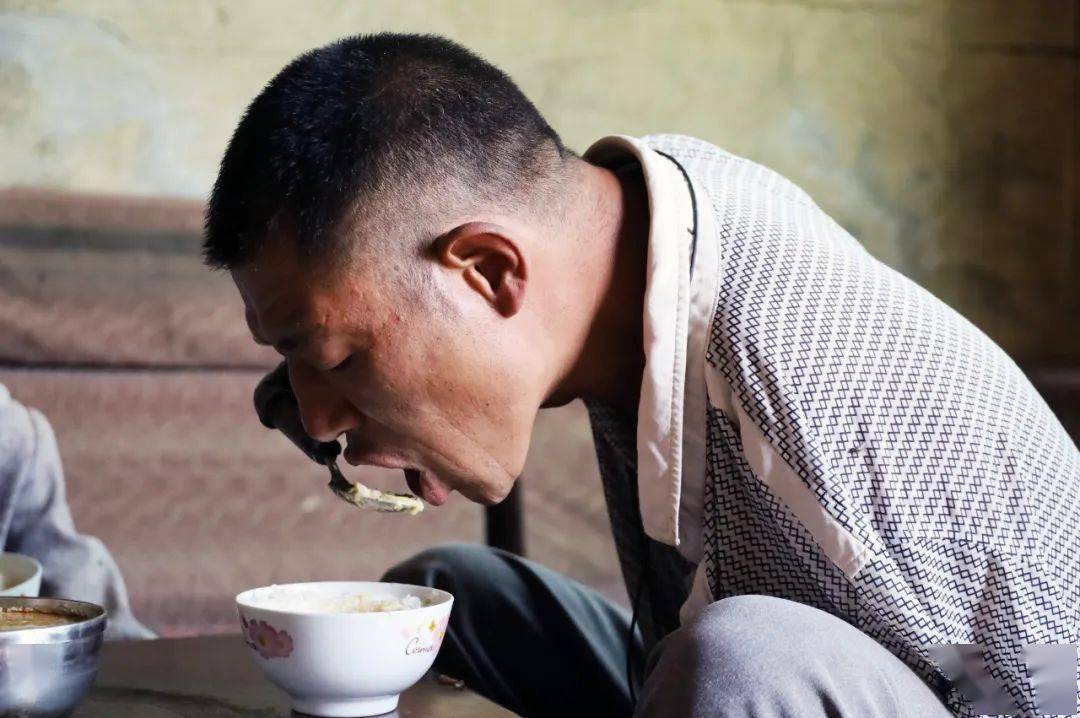 "半只手"撑起九口之家,这个威宁男人好样的!_吴维超_生活_养殖