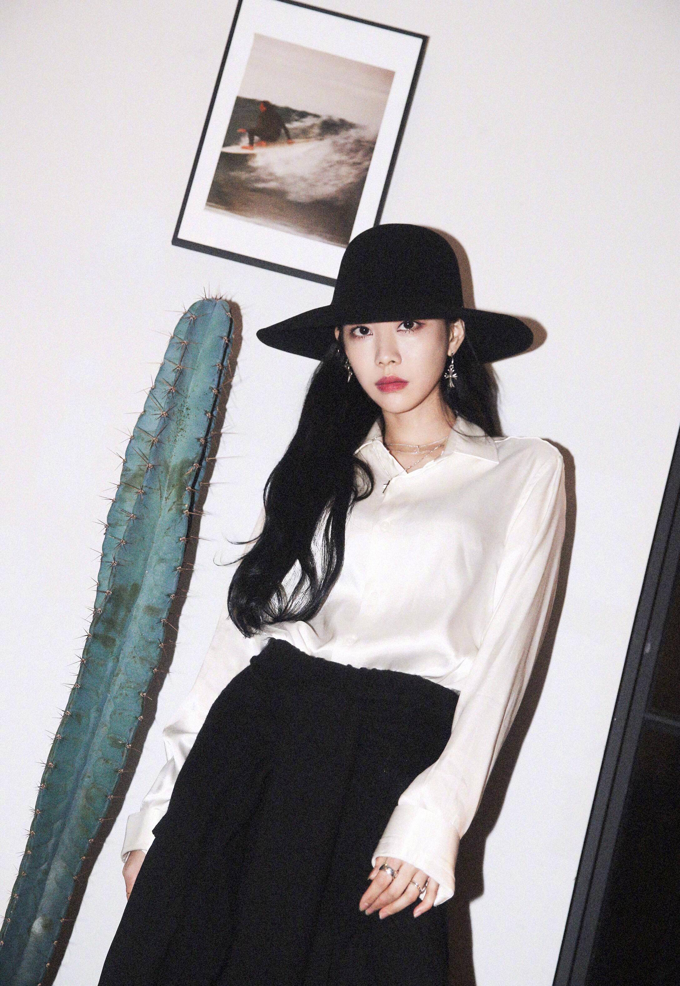 女团出道的王霏霏,私服穿搭飒美,想学欧美街拍风的可pick_时尚_白色