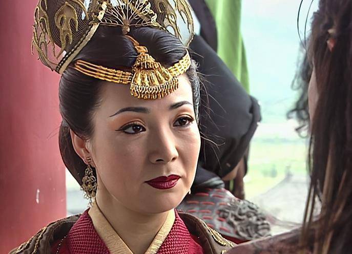 郑佩佩的老太君以及戴春荣的萧太后绝对是经典中的经典,这两位在年轻