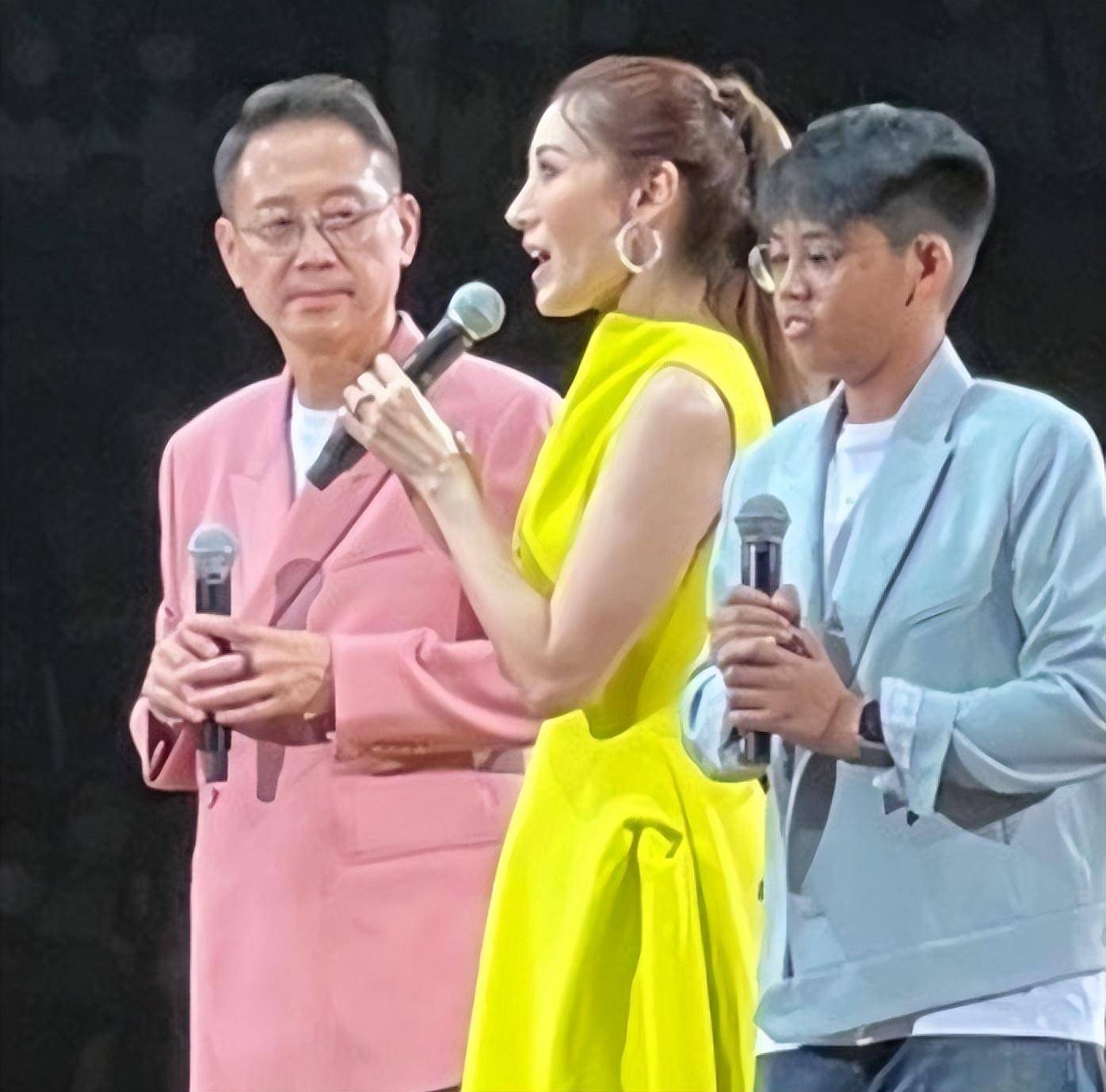 李嘉欣许晋亨夫妇带儿子出席慈善活动,12岁的许建彤大气老成_reis