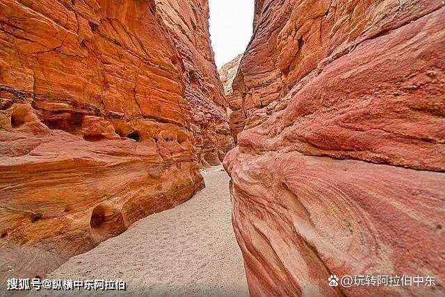 埃及令人惊叹的彩色狭缝峡谷