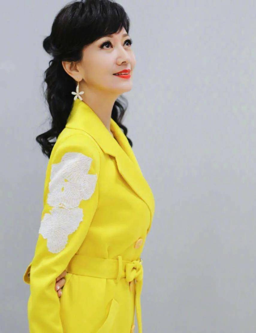 她的原名是赵雅芝,呵呵,真有意思.